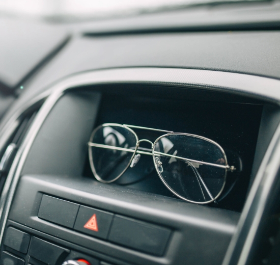 Brille im Auto.